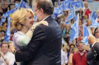 Rajoy abraza a Aguirre en el cierre de campaa.