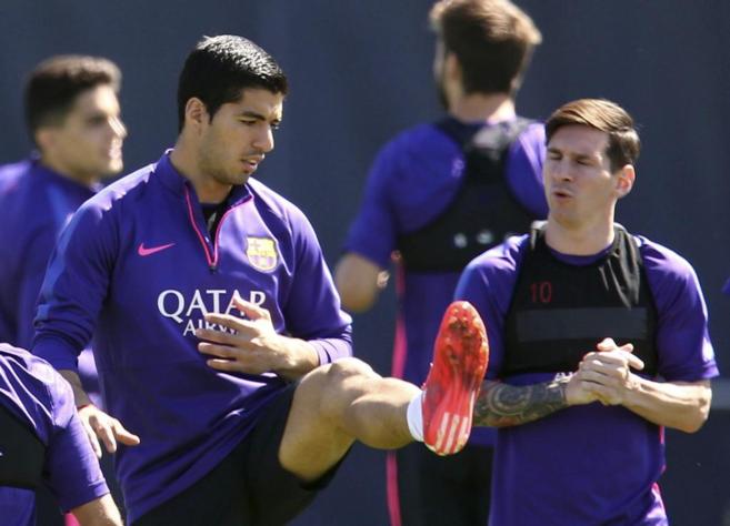 Luis Surez, junto a Messi, durante el ltimo entrenamiento del...