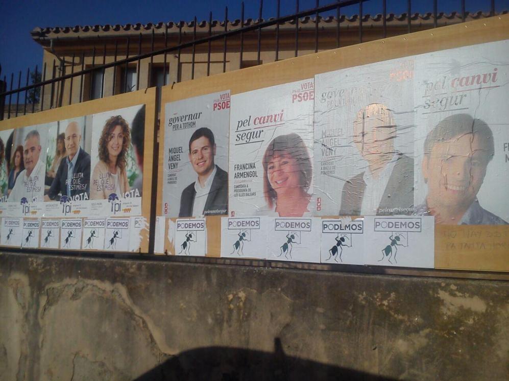 Carteles electorales de los candidatos del PSIB y el PI junto a las...