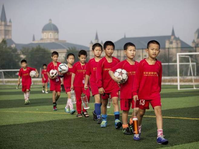 Jvenes futbolistas chinos en una escuela de la provincia de...