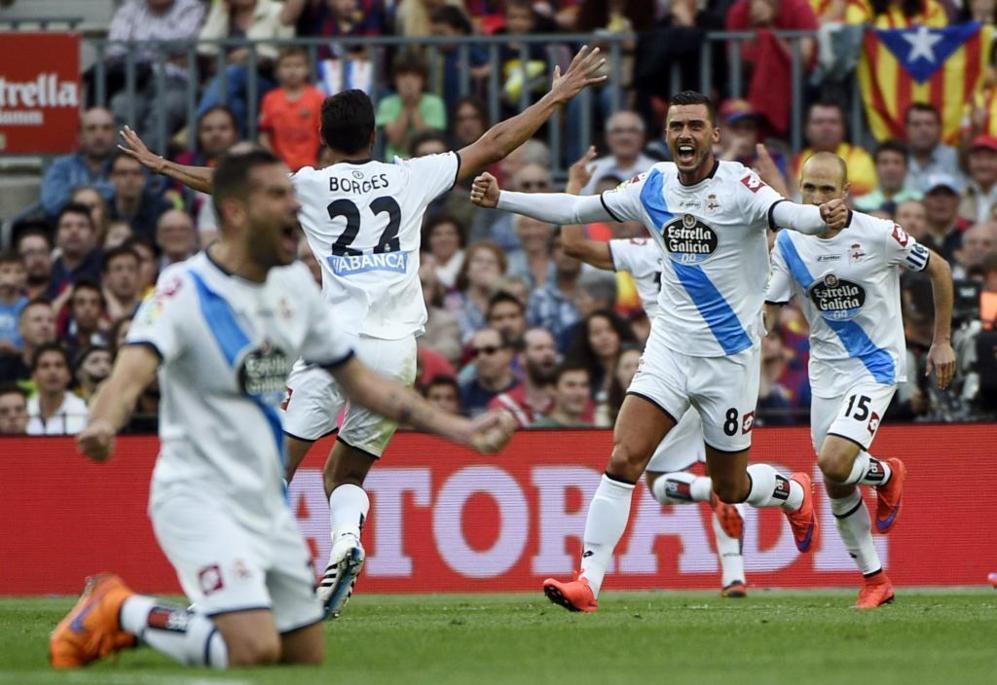 Los jugadores del Deportivo celebran el empate en el Camp Nou
