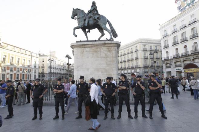 Efectivos de la Polica Municipal en la Puerta del Sol en la tarde de...