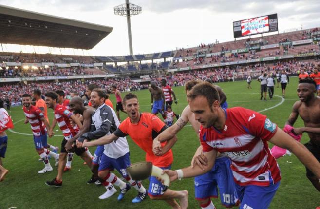 Los jugadores del Granada celebran la permanencia tras empatar con el...
