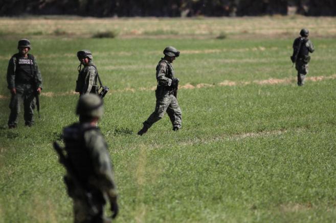 Integrantes del ejercito mexicano patrullan por en el rancho donde se...