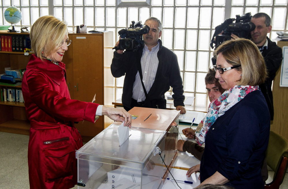 La presidenta de UPyD, Rosa Dez, votando en un colegio de Gees.