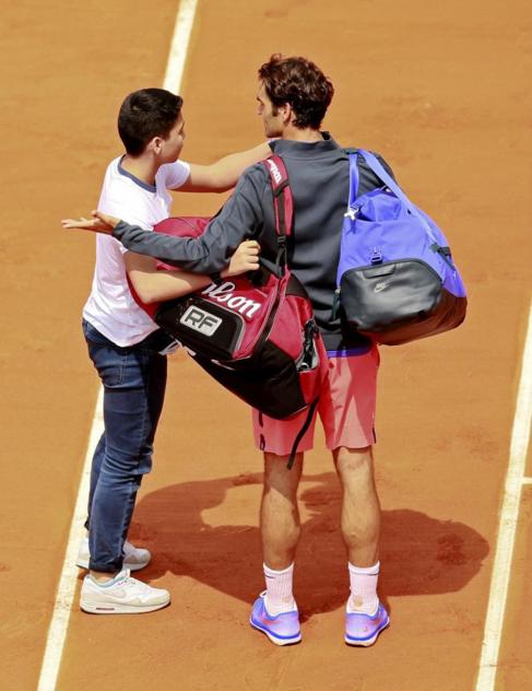 Federer, con su 'acosador' en la pista central de Roland...