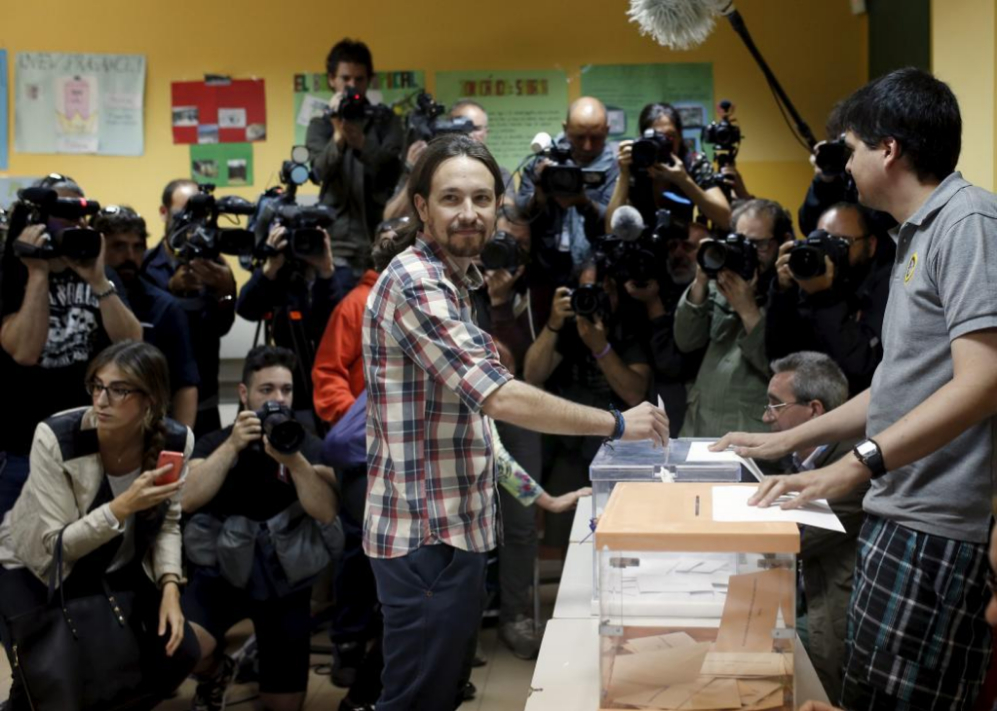 El lder de Podemos vota en el Puente de Vallecas.