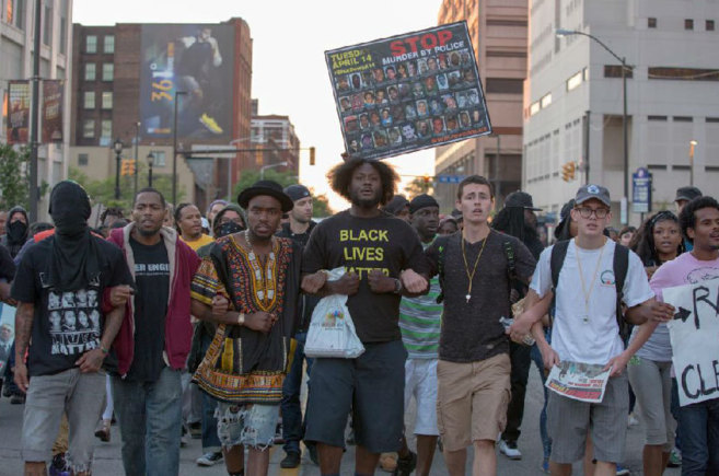 Manifestantes protestan en Cleveland contra la muerte de Russell y...