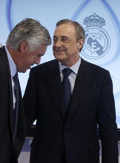 El presidente del Real Madrid, Florentino Prez, junto a Ancelotti en...