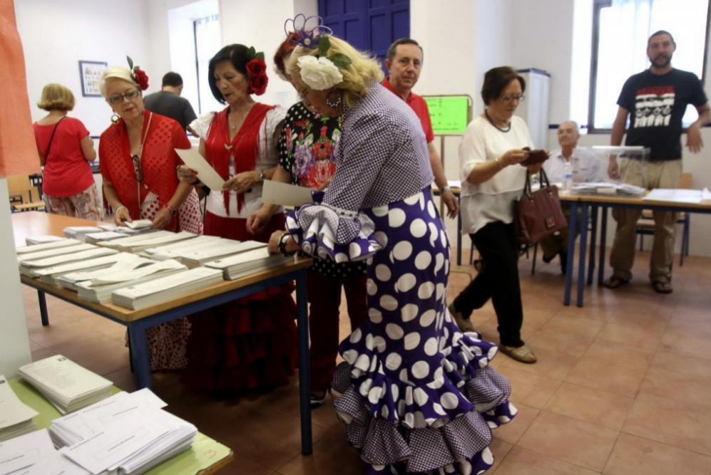 Unas mujeres vestidas de flamencas ejercitan su derecho al voto en las...