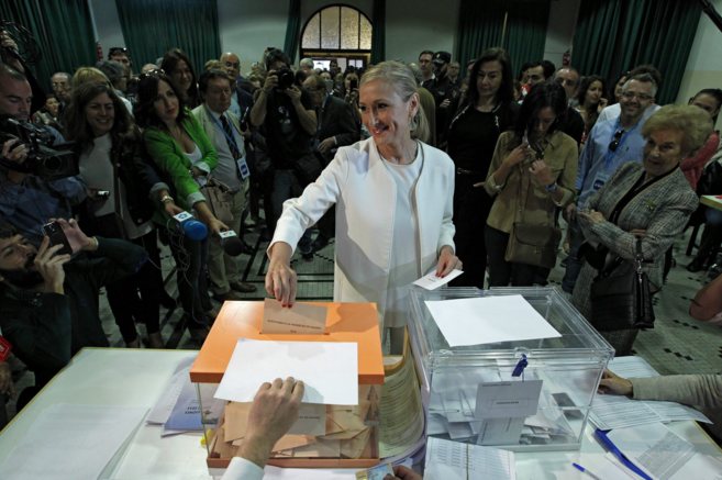 La candidata a la comunidad de Madrid Cristina Cifuentes vota en el...