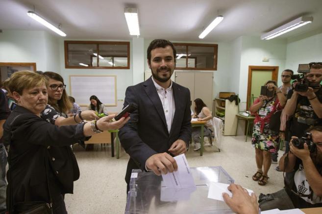 Alberto Garzn el domingo, depositando su voto en Rincn de la...