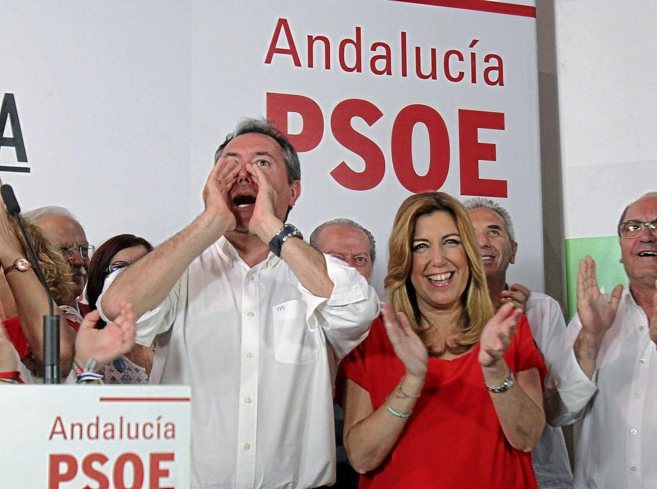 El candidato socialista Juan Espadas celebra los resultados...