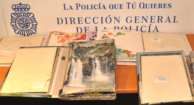 Algunos de los libros incautados por la Polica Nacional durante la...