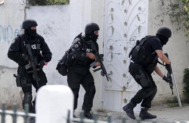 Miembros de la brigada anti-terrorista tunecina entra en el cuartel de...