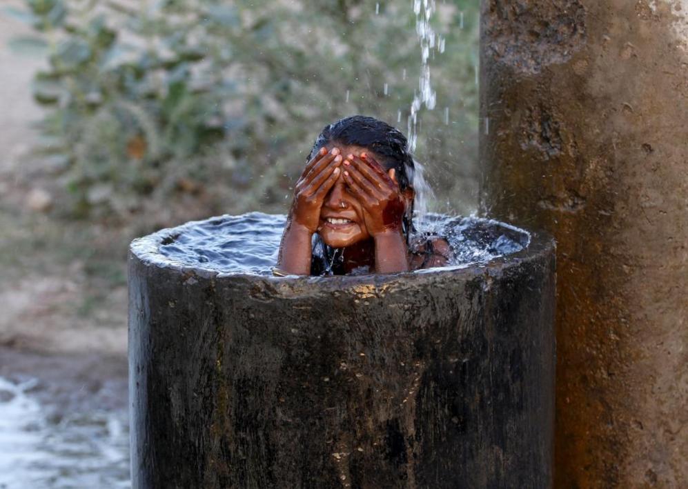 ignorar Canguro Establecer Una chica se baña para refrescarse con el agua... | Internacional | EL MUNDO