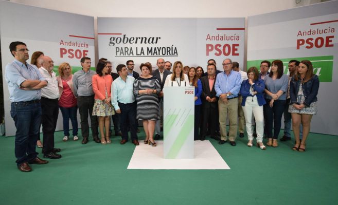 Susana Daz, en el centro, se dirige a los medios de comunicacin en...