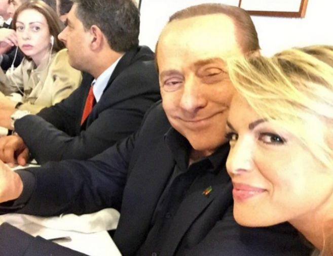 Silvio Berlusconi se fotografa junto a su novia, Francesca Pascale,...