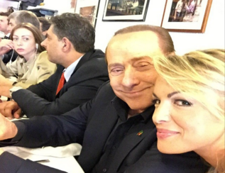 Silvio Berlusconi se fotografa junto a su novia.