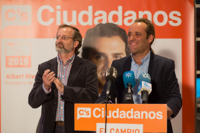 Juan Cass, a la derecha, junto al nmero dos de su candidatura,...