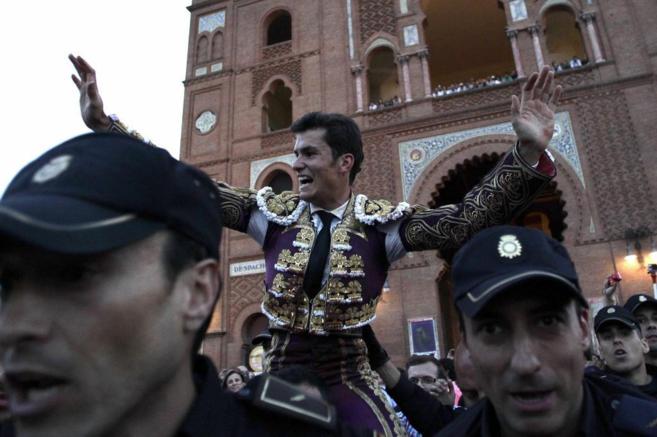 Daniel Luque sale a hombros de la plaza de toros de Las Ventas la...