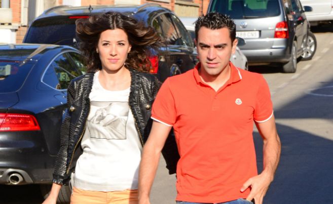 Nuria Cunillera y Xavi Hernndez, paseando por Barcelona.