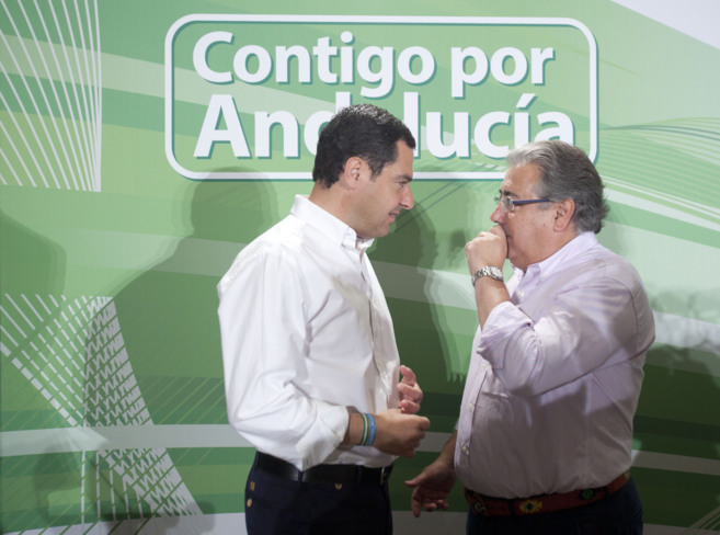 Juan Manuel Moreno conversa con Juan Ignacio Zoido, en la reunin del...