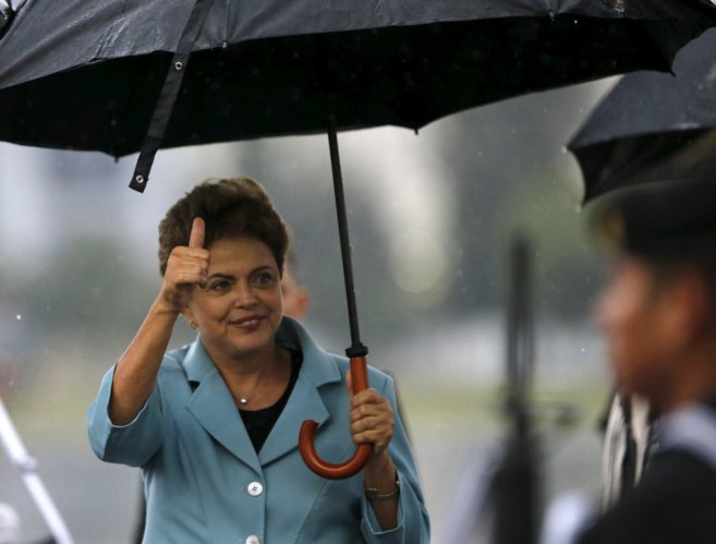 La presidenta de Brasil, Dilma Rousseff, saluda a los medios a su...
