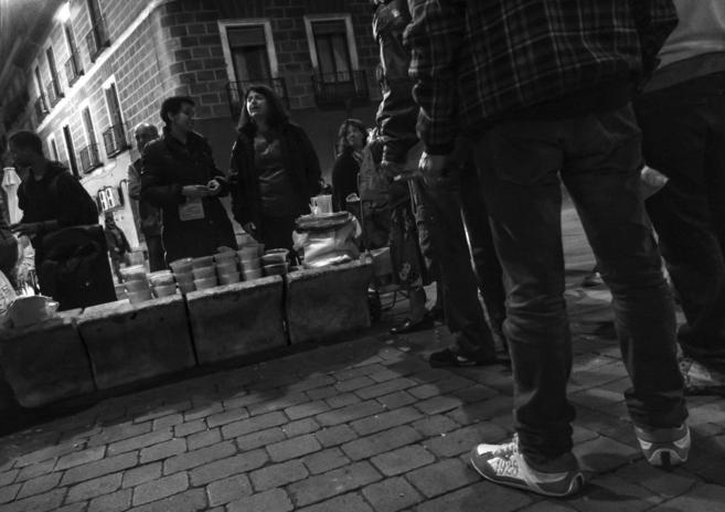 Un grupo de ciudadanos que reparte alimentos cada en la plaza Tirso de...