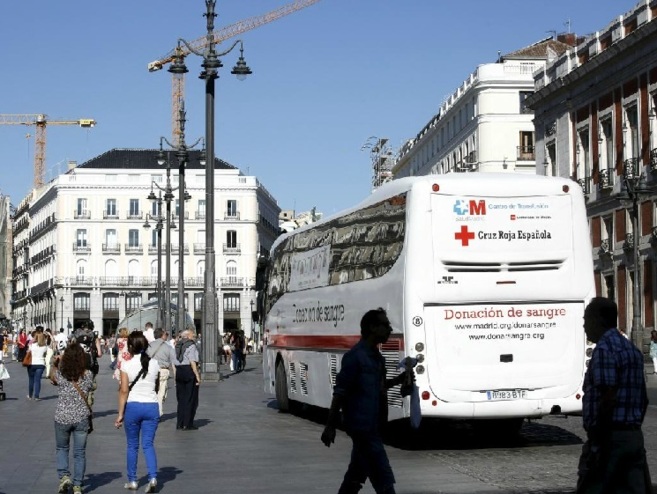 El bus de donaciones de Cruz Roja, en su nueva ubicacin, lejos de la...