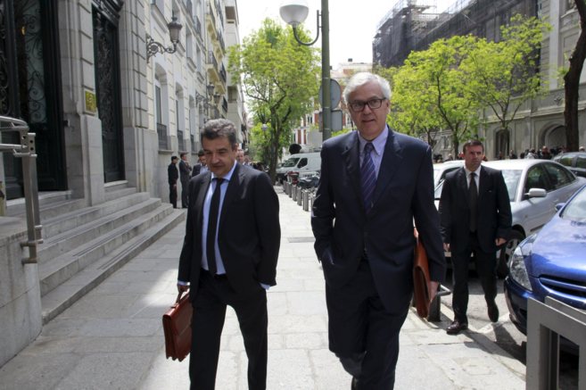 Manuel Gmez (derecha) llega al Supremo para declarar el pasado 28 de...