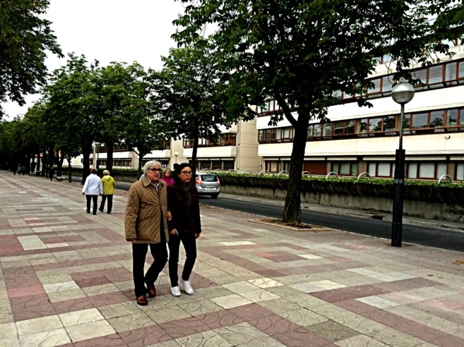 Una pareja pasea por el barrio de Zabalgana en Vitoria.