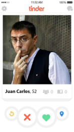 Montaje de una pantalla de Tinder con una imagen de Juan Carlos...