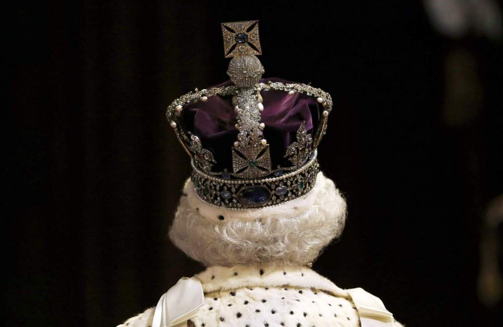 La reina Isabel II camina a travs de la galera real antes de la...