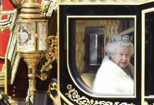 La reina Isabel II de Inglaterra, a su llegada Westminster.