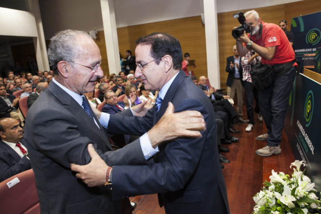El alcalde en funciones, Francisco de la Torre, abraza a Gonzlez de...