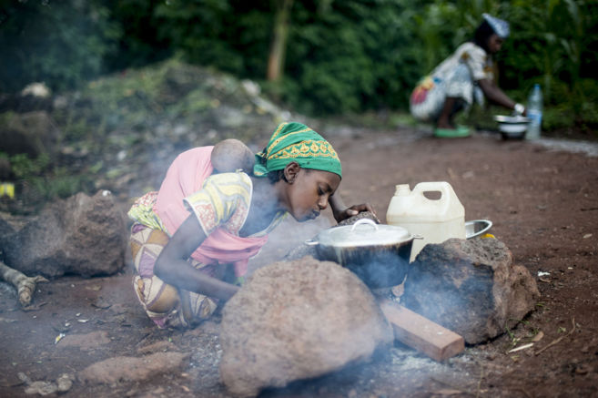 Una refugiada, procedente de la tribu Mbororo, prepara la comida en...