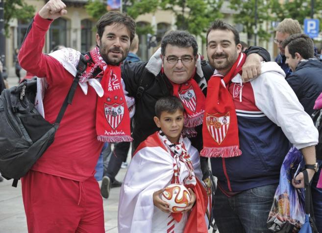 Hinchas del Sevilla posan en la previa de la final de la Europa League