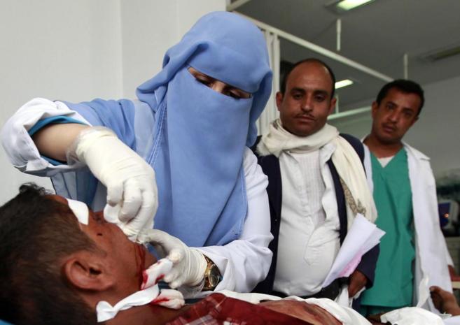 Un hombre es atendido en un hospital de Yemen.