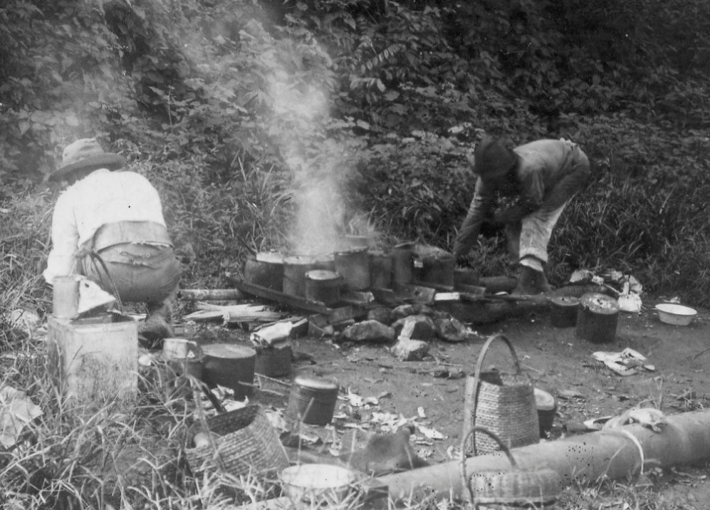 Cocineros haciendo la comida para los trabajadores del Canal en 1907