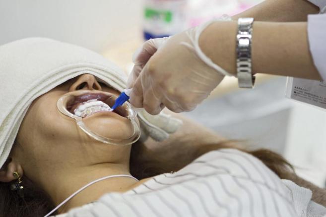 Una mujer prueba un blanqueador de dientes en Tokio (Japón) .