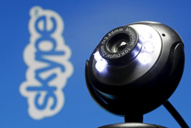 Una webcam con el logo Skype, una de las formas de comunicarse por...