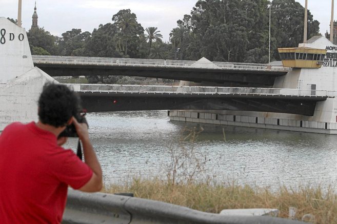 Vista del puente de las Delicias, cuyo fallo en el sistema de apertura...