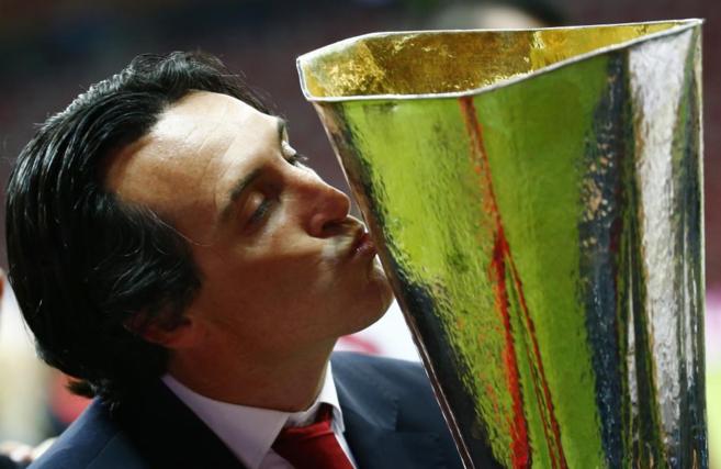 El entrenador del Sevilla, Unai Emery, besa el trofeo de campen de...
