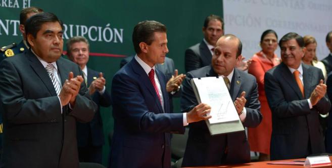 Pea Nieto (c), durante la promulgacin de la Reforma constitucional...