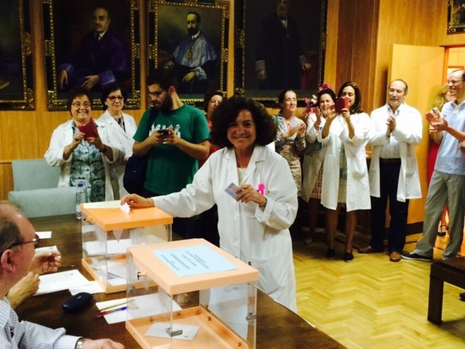 La nueva rectora de la Universidad de Granada deposita su voto durante...