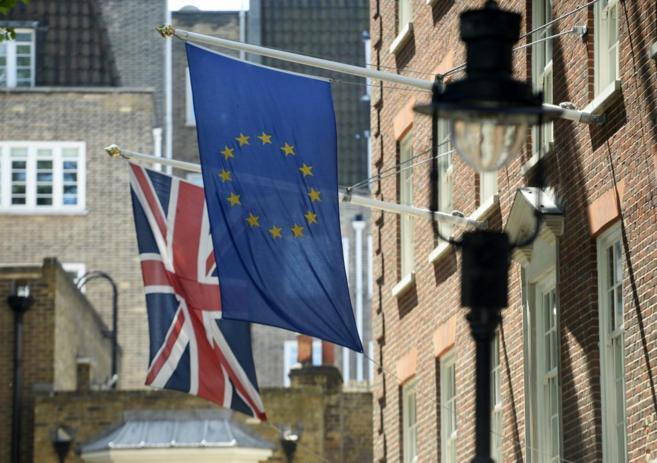 La bandera de la UE (dcha.) ondea junto a la de Reino Unido, cerca de...
