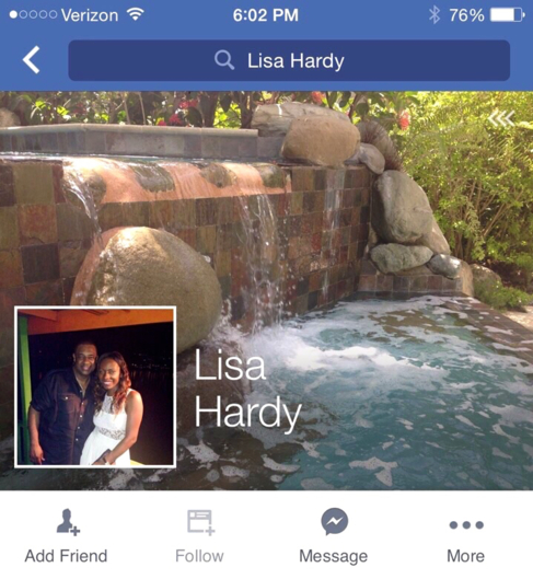 Foto del perfil de Facebook de Lisa Hardy, en la que aparece con...