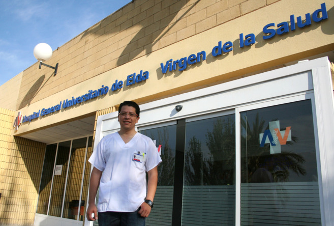 El epidemiólogo José Antonio Delgado, en la puerta del Hospital...