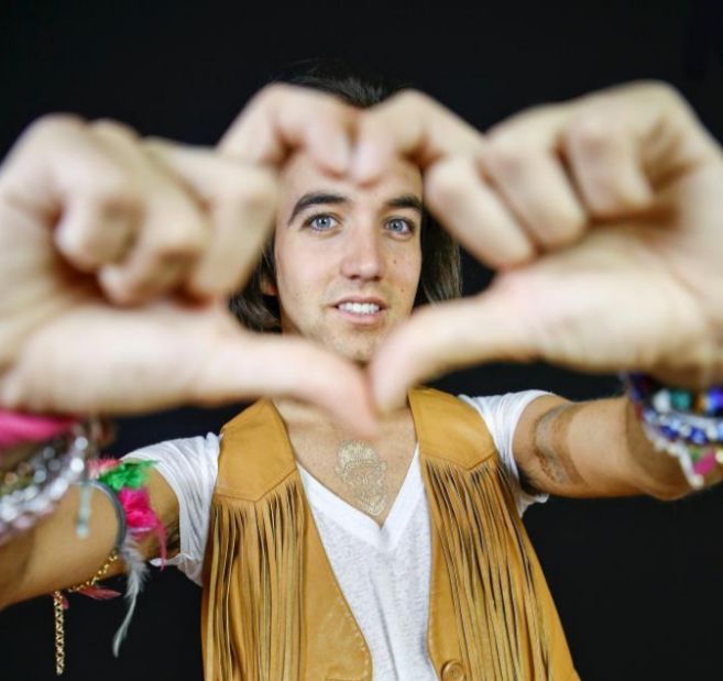 Aless Gibaja hace el símbolo del corazón con las manos en su...